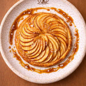 La Cour vous propose sa tarte pommes et caramel au beurre salé. Composer d'une pate feuilletée maison et d'une crème d'amande légére.
