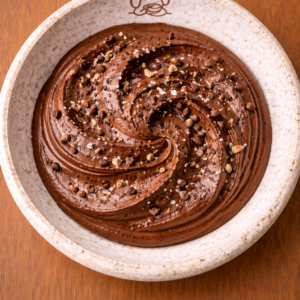 La cours vous propose une mousse au chocolat noir grand cru. Composer de fleur de sel et d'éclats des fèves de cacao torréfiées.