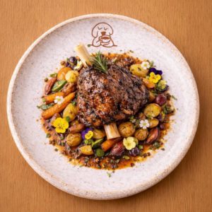 La Cour vous proposent sont épaule d'agneau confite 7 heures au romarin, composer de légume rotis et de pommes grenaille.
